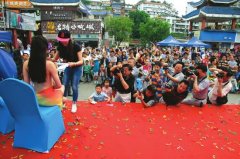 <b>自贡展出300件性藏品亮相 市民淡定称没啥子害羞的</b>