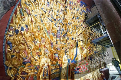 历时近8年修复的千手观音金身重现。重庆晨报记者