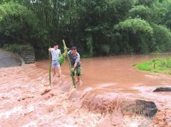 <b>泸州叙永一场大雨淹了路 老师撑竹竿去上课</b>