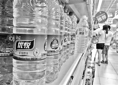本报讯(记者 李佳)市面上的瓶装水种类繁多,冰川水、纯净水、山泉水、蒸馏水、矿物质水、富氧水等,让人眼花缭乱又不知其含义。