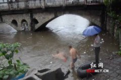 <b>湖南一男子因暴雨被困桥洞 当地镇长跳河救人</b>
