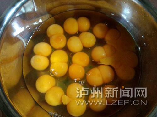 记者打开的13个鸡蛋有26个蛋黄