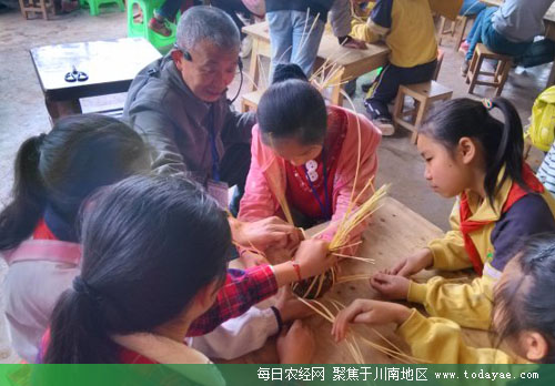 刘仲齐指导孩子们编制竹器.jpg