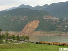 <b>重庆巫山山体滑坡引发6米高涌浪 13艘船翻沉</b>