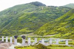 <b>成兰铁路盘旋川西高原 未来成都4小时到兰州</b>
