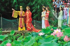 <b>内江高梁镇首屈荷花节昨日开幕 赏荷表演吸引游客</b>