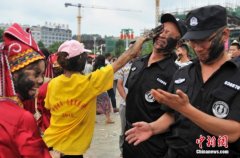 <b>第十六届中国云南普者黑花脸节万人狂欢抹黑脸</b>