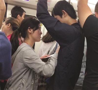 南京地铁“甘肃妈妈丐帮”：带娃行乞月入过万