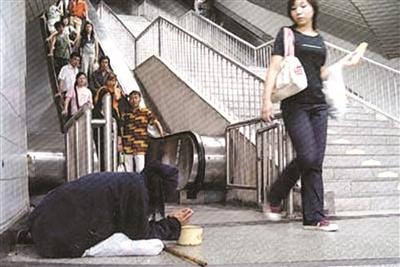 南京地铁“甘肃妈妈丐帮”：带娃行乞月入过万