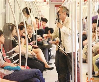 南京地铁“甘肃妈妈丐帮”：带娃行乞月入过万