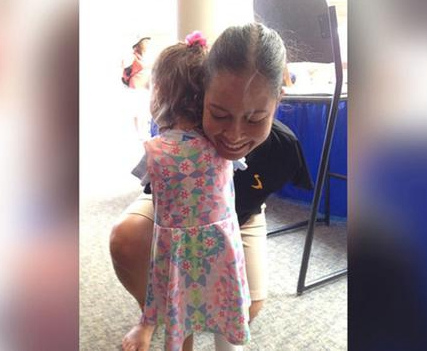 无臂女子开飞机弹钢琴样样行创举鼓励世人（图）