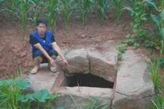 <b>四川资阳：12名盗墓贼谎称挖井盗挖宋代古墓 被警方抓获</b>