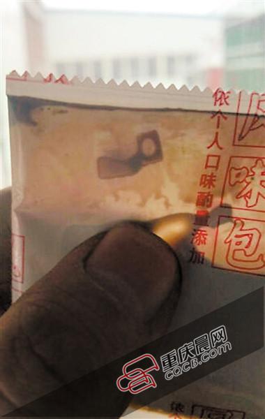 李海峰在方便面料包中发现的异物。