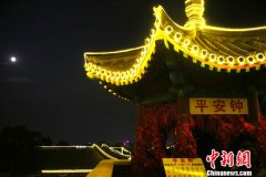 <b>恢复明清风貌的山海关古城景区夜景</b>