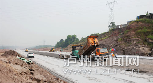 泸州空港路施工现场。