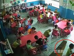 <b>自贡一幼师幼儿园内“下黑手”：2岁幼儿遭封嘴塞鼻</b>