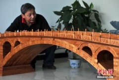 <b>河北农民7000余块木头手工打造“迷你赵州桥”</b>