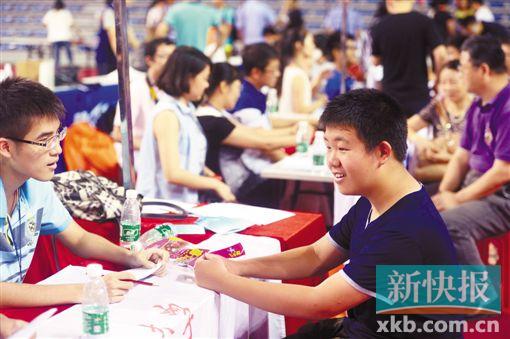 张野晨在办理入学手续。新快报记者 夏世焱/摄