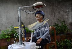 <b>四川男子钻研16年发明“自动洗头机”(图)</b>
