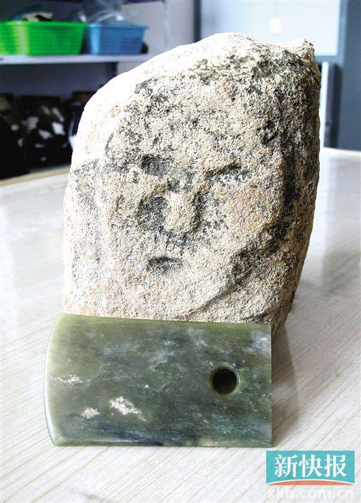 ■最新发现的“石雕人面像”和玉铲。新华社发