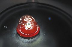 <b>微雕大师郭月明刻刀下的乐山大佛 仅有1.2毫米高</b>