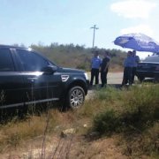 <b>陕西官员视察开路虎 民警为其打遮阳伞10分钟(图)</b>