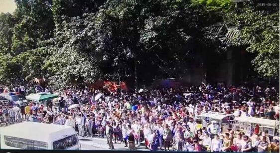 游客挤爆成都武侯祠锦里 沿线交通管控(图)