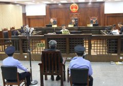 <b>四川资阳原市长背氧气瓶受审 两次休庭测血压</b>