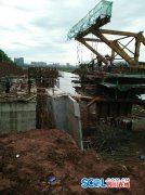 <b>南充高都路南延线在建桥梁发生垮塌 致2死3伤</b>