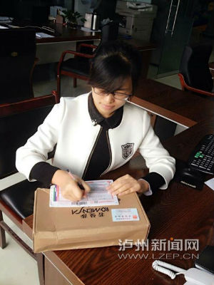 市民填写快递单	