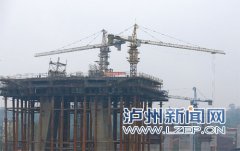 <b>双向8车道预留轨道 泸州沱江六桥工程建设顺利</b>