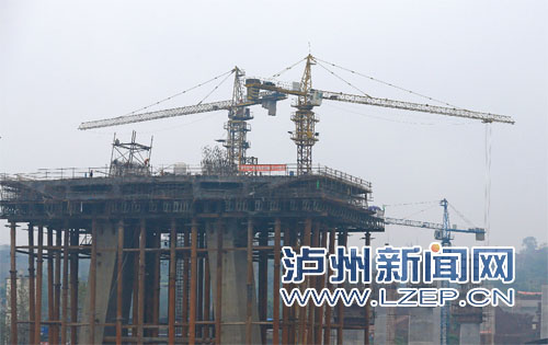 沱江六桥（原沱江四桥）及连接线工程建设顺利，目前正在进行沱江六桥主桥主塔塔梁固件段施工。记者 牟科 