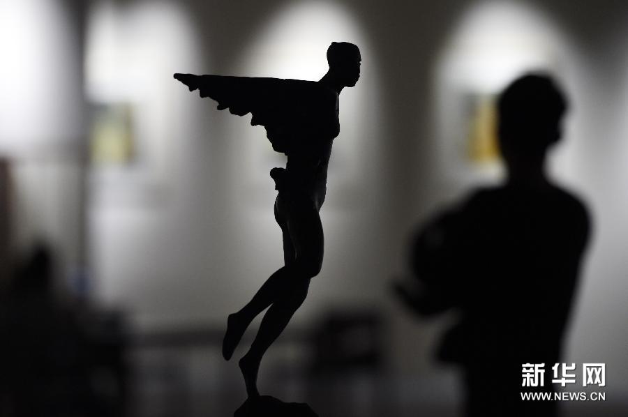 （1）11月5日拍摄的雕塑作品《国球·老太》。