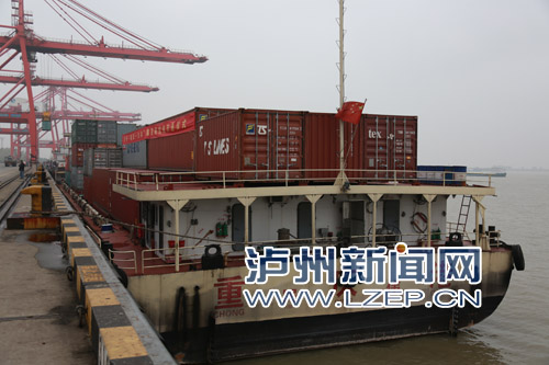满载进口外贸集装箱的班轮，停靠在南京港
