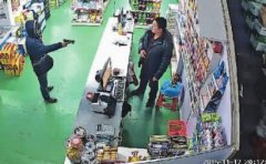 <b>吉林：超市老板正看枪战片 抬头看发现劫匪用枪指自己</b>