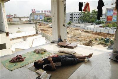 东莞，倒闭后的企业一片萧条，睡在旧厂房中的流浪者。图/CFP