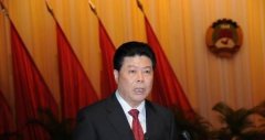 <b>广东落马官员退赃时当众掌掴妻子：你怎么能收人钱</b>