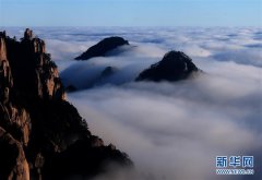 <b>黄山现“瀑布流云”奇观</b>