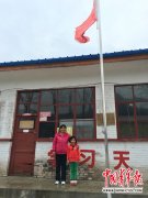 <b>大山深处一个老师一个娃 女教师守护村小32年</b>