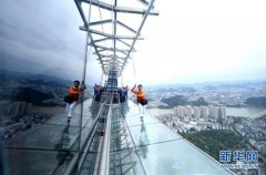 <b>广西柳州303米楼顶建高空玻璃栈道</b>