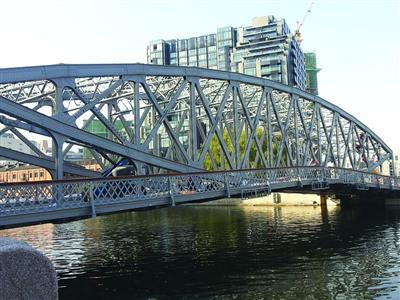 上海修复107年老桥 为人行道装木质地板(图)