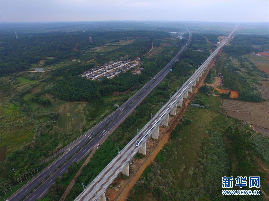 新华社照片，海口，2015年12月29日 海南环岛高铁西段30日开通运营 12月29日，试运行列车驶过中国铁建十四局承建的东方至尖峰段。 12月30日，海南环岛高铁西段将开通运营，与2010年12月开通运营的海南环岛高铁东段实现连通，旅客乘高铁环游海南岛成为现实。海南环岛高铁西段北起海口市，南至三亚市，经过澄迈、临高、儋州、昌江、东方、乐东6个市县，全长345公里，设计速度200公里／小时。新华社记者 邢广利