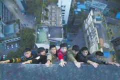 <b>呼吁环保 自贡大学生拍高空悬挂照（图）</b>