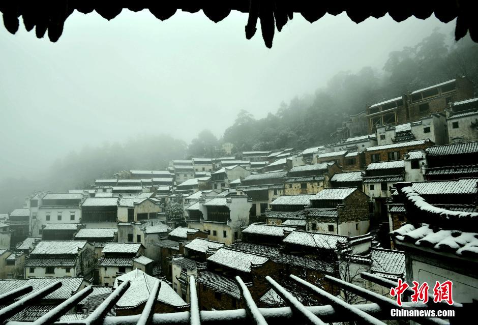 <b>“中国最美乡村”江西婺源现古村雪韵美景</b>