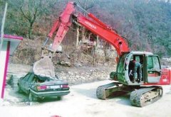 <b>河南：一男子酒后发飙 开挖掘机将一辆轿车拍扁(图)</b>