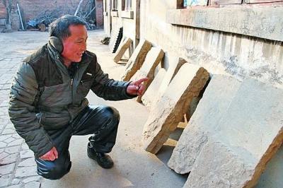 河南村民挖出11块国民党抗战士兵墓碑 留在家中