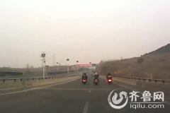 <b>山东：30多辆摩托高速飙车 交警拦不住 图</b>