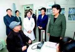 <b>刘延东在四川调研时强调 打好教育和卫生脱贫攻坚战</b>