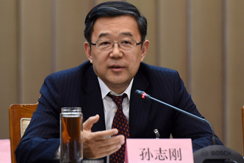 全国人大代表、省委副书记、省长孙志刚回答记者提问。 黄晓青 摄