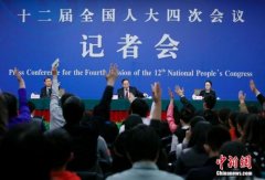 <b>教育部长回应＂全国高考一张卷＂：要考虑安全风险</b>